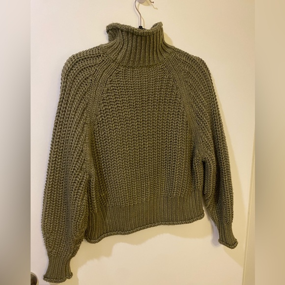 H&M Chunky Turtle Neck. Women’s size small. One of my favorite all time sweaters - Picture 3 of 3